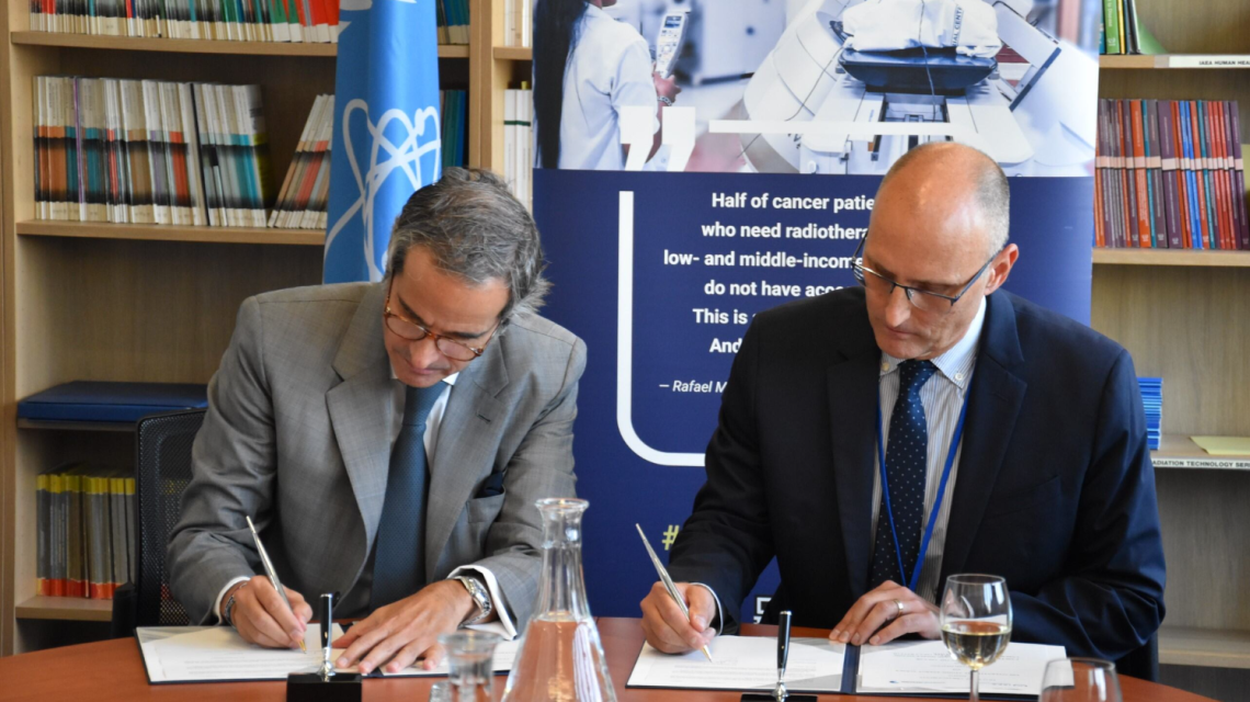 During the IAEA's 68th General Conference in September 2024, Director General Rafael Mariano Grossi signed a strategic partnership agreement with Eric DeWerd, President of Standard Imaging under Rays of Hope.