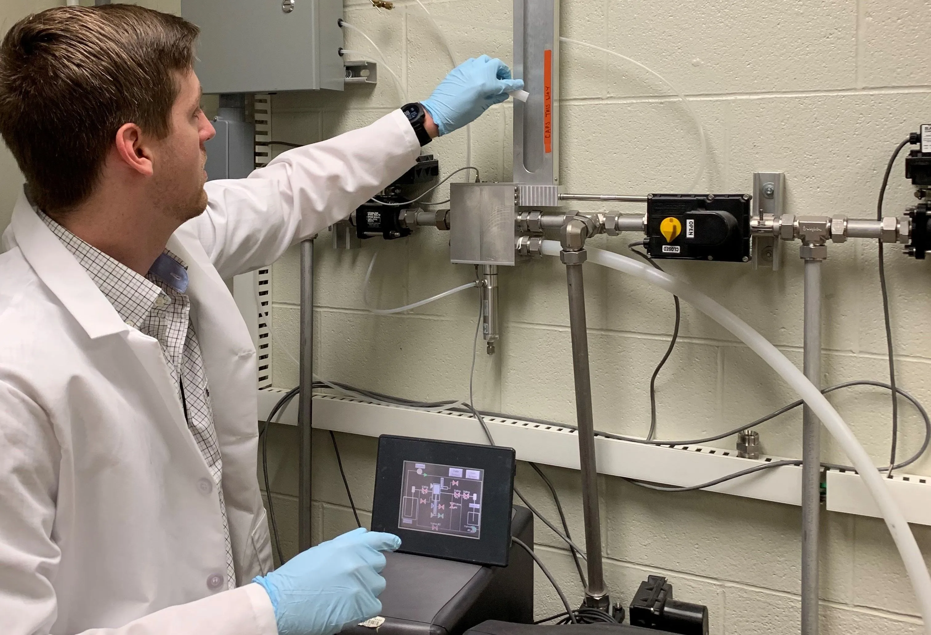 Neutron activation analysis (NAA) in action: a sample is being inserted in the pneumatic system that will take it close to the reactor’s core to be irradiated. (Photo: S.Landsberger/University of Texas) 