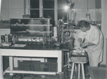 Kymograph measuring tension and motion of rabbit intestine. A strip of intestine is put into the constant temperature bath, the specimen being connected by a lever system to a stylus which records its motions on a moving blackened paper.  29 November 1958. Please credit IAEA