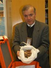 An IAEA inspector shows some of the broken IAEA
safeguards seals salvaged from North Korea.
(Credit: Hansen/IAEA) 