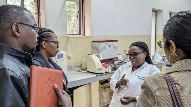 Une équipe d'experts internationaux a visité des établissements de santé locaux, dont le centre de cancérologie de l'hôpital de Butaro (Rwanda)