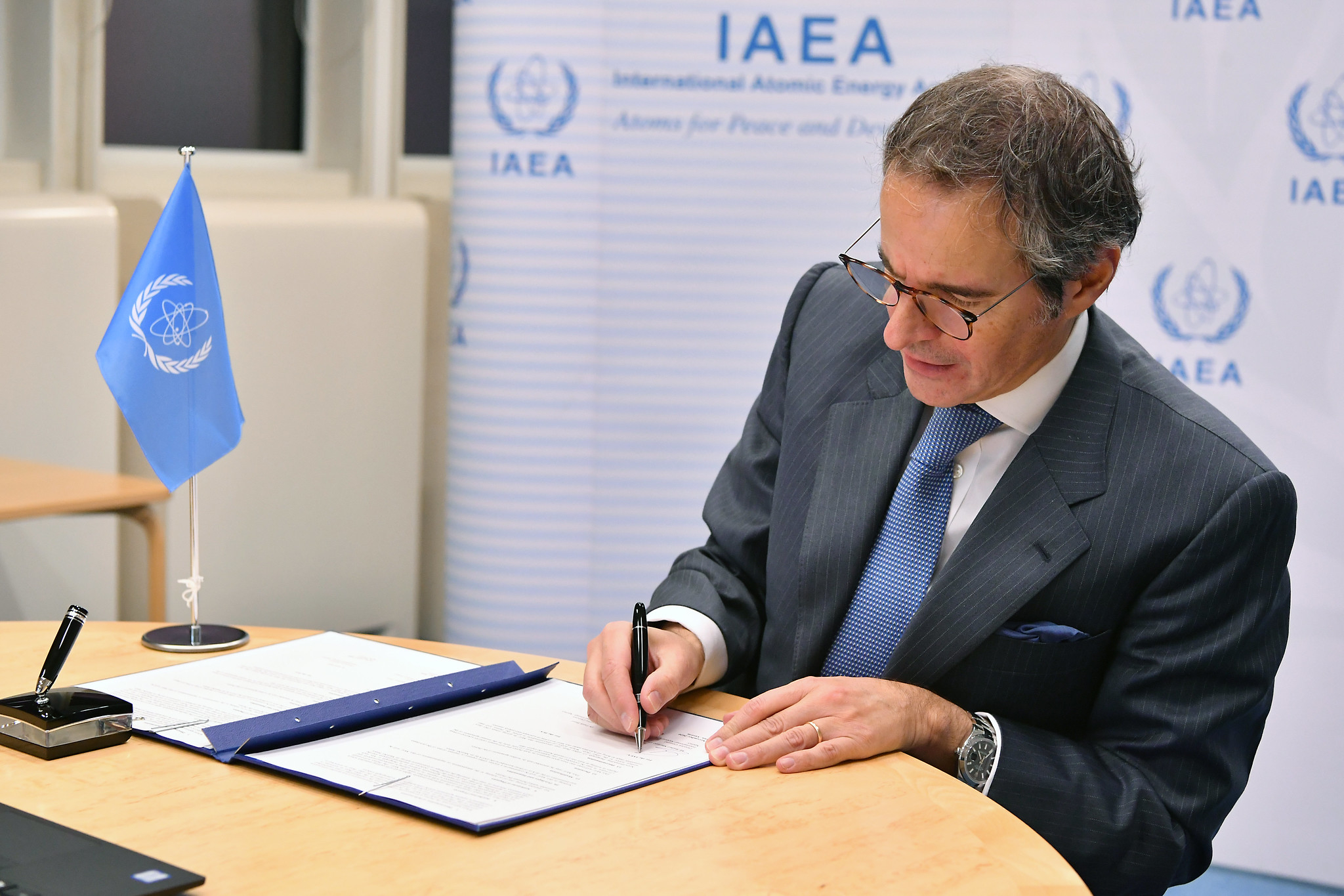 Qué es la energía nuclear Qué es la energía atómica Definición  OIEA
