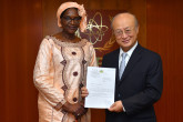  <br>
The new Resident Representative of Niger to the IAEA, Fatima Sidikou, presented her credentials to IAEA Director General Yukiya Amano at the IAEA headquarters in Vienna, Austria on 12 April 2018.
 </br>
 <br>
La nouvelle représentante résidente du Niger auprès de l’AIEA, Fatima Sidikou, a présenté ses lettres de créance au Directeur général de l’AIEA Yukiya Amano au siège de l’AIEA, à Vienne (Autriche), le 12 avril 2018.
 </br>