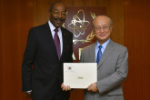  <br>
The new Resident Representative of Côte d'lvoire to the IAEA, Roger A. Kacou, presented his credentials to IAEA Director General Yukiya Amano at the IAEA headquarters in Vienna, Austria on 13 April 2018.
 </br>
 <br>
Le nouveau représentant résident de la Côte d’Ivoire auprès de l’AIEA, Roger A. Kacou, a présenté ses lettres de créance au Directeur général de l’AIEA Yukiya Amano au siège de l’AIEA, à Vienne (Autriche), le 13 avril 2018.
 </br>