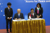 IAEA Director General Yukiya Amano and Indonesian Minister for Research, Technology and Higher Education Muhammad Nasir sign the Practical Arrangements to enhance technical cooperation among developing countries, during his official visit to Jakarta, Indonesia. 5 February 2018