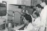 Dr. Traude Bernert, Head of the Austrian Isotope Distribution Centre, explaining the handling of a lead shielded Geiger Müller to Austrian medical officers. November 1958. Please credit IAEA