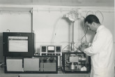 A calorimetric system for absolute determination of radiation dose in terms of "rad". The instrument,constructed from tissue equivalent muscle material,can measure doses in radiation beams of Co60 kilocurie sources, betatrons, linear accelerators, etc., with radiation energies in the range of 0.5 MeV up to 50 MeV.  April 1964.  Please credit IAEA/Egert 

