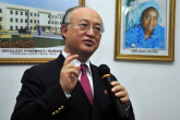 IAEA Director General Yukiya Amano makes a remark during his visit to the international cancer centre, Abuja, 15 December 2009. (Photo: A. Sotunde)