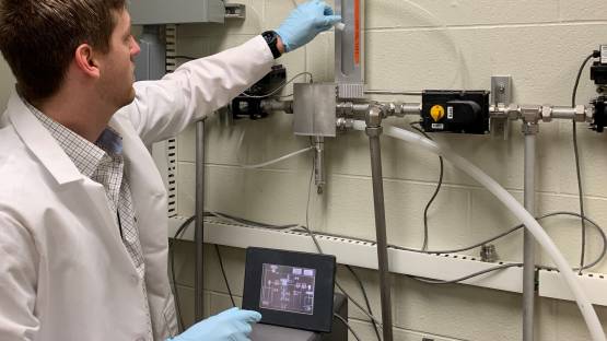 Neutron activation analysis (NAA) in action: a sample is being inserted in the pneumatic system that will take it close to the reactor’s core to be irradiated. (Photo: S.Landsberger/University of Texas) 