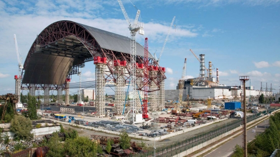 Construction of new safe confinement for Unit 4 of the Chernobyl nuclear power plant. (Photo: ChNPP)