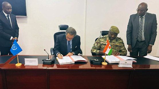 Photo avec le Directeur général de l'AIEA, Rafael Mariano Grossi, et le Ministre Ministre nigérien Maïzama Abdoulaye qui signent un accord à Niamey au Niger