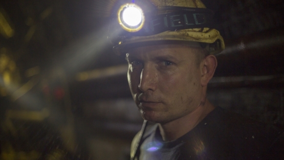 Рабочие в угольных шахтах могут подвергаться облучению в результате воздействия радиоактивных материалов природного происхождения, такие как уран или торий. Цель программ радиационной защиты при профессиональном облучении заключается в минимизации риска для здоровья, связанного с таким облучением.